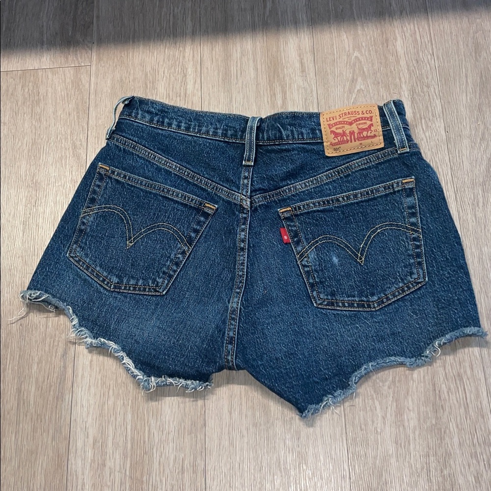 Levi's Women's 501 Original High-Rise Jean
Shorts size 28 - Picture 5 of 7